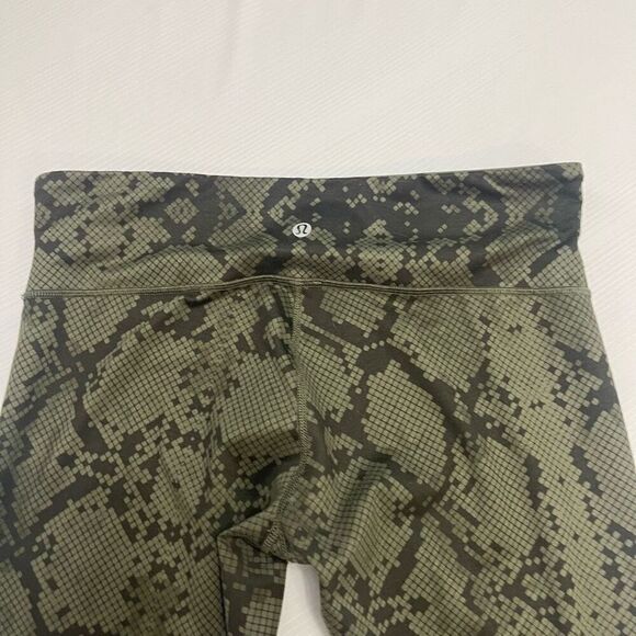 Lululemon Wunder Under 10 Green Snakeskin Luxtreme Crop RARE - Picture 10 of 11